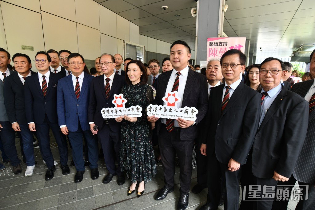 香港中華出入口商會副秘書長李淑媛(左五)及會董鍾奇峰(右三)。 香港中華出入口商會副秘書長李淑媛(左五)及會董鍾奇峰(右三)。