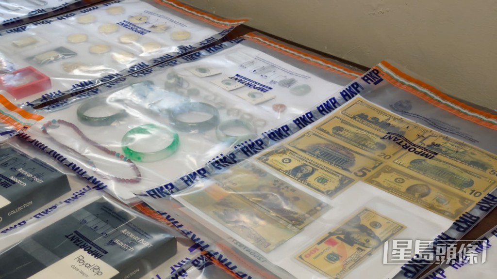 警方檢獲一批懷疑高仿名牌首飾。 警方檢獲一批懷疑高仿名牌首飾。