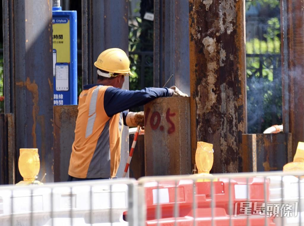 過去10年，建造業有逾230人在工作期間非因意外或職業病死亡。