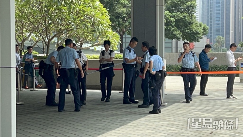 大批警員在場調查。楊偉亨攝 大批警員在場調查。楊偉亨攝