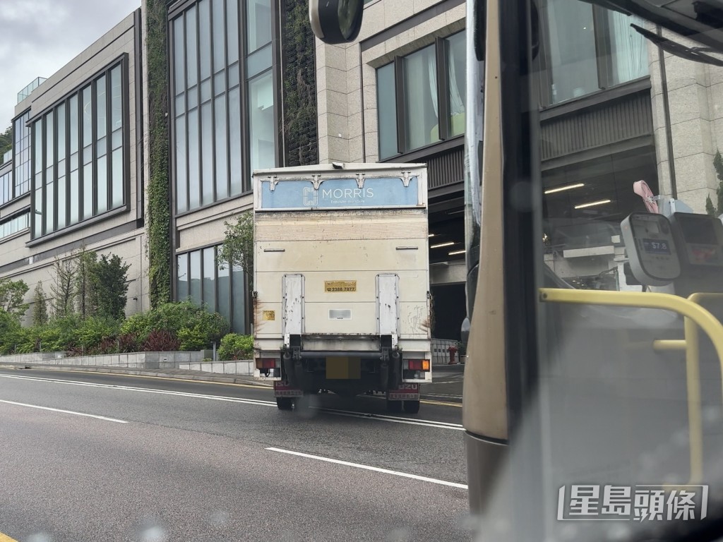 該車等待對面線無車時轉右、跨越雙白線駛入屋苑,更因而阻塞後面的81號線巴士。 該車等待對面線無車時轉右、跨越雙白線駛入屋苑,更因而阻塞後面的81號線巴士。