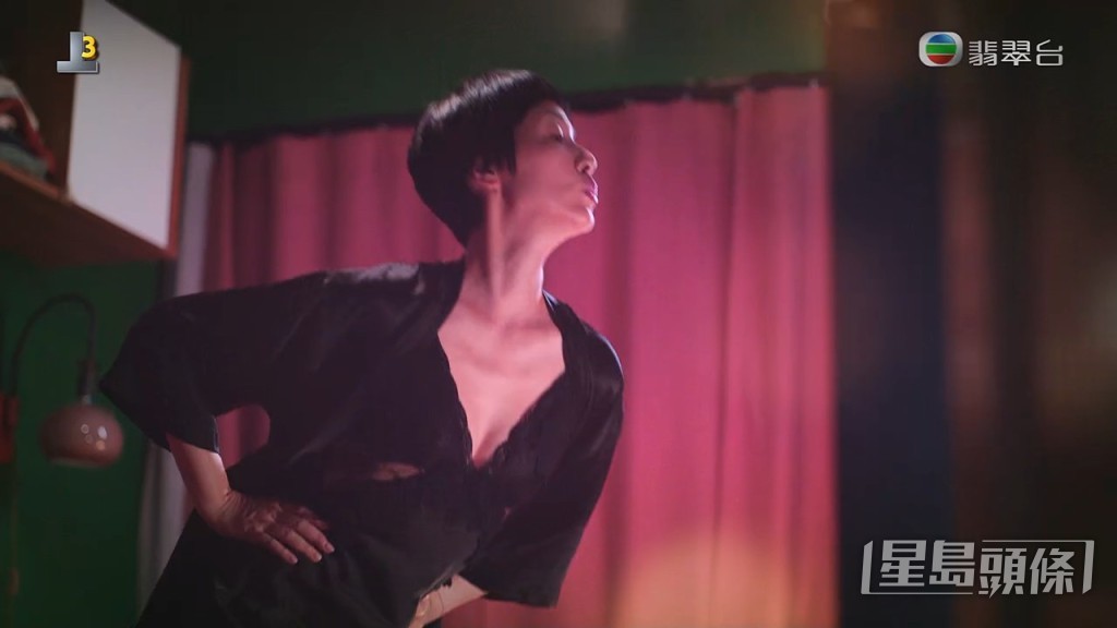 江美儀穿上性感睡衣、吊帶黑絲色誘《下流上車族》劇中老公林敏驄。