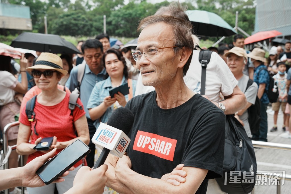 市民吳先生就帶4位法國朋友坐纜車。汪旭峰攝 市民吳先生就帶4位法國朋友坐纜車。汪旭峰攝