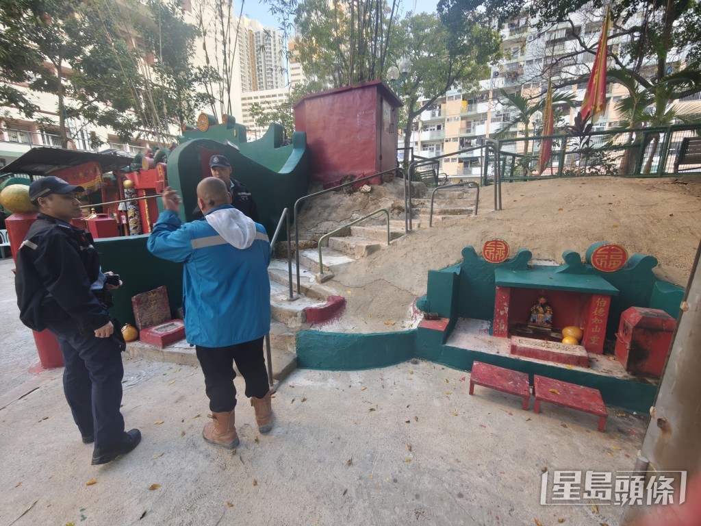 負責人（藍衫）在場協查。