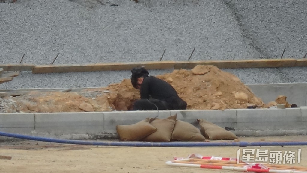 EOD出動拆彈機械人引爆迫擊砲。蔡楚輝攝 EOD出動拆彈機械人引爆迫擊砲。蔡楚輝攝