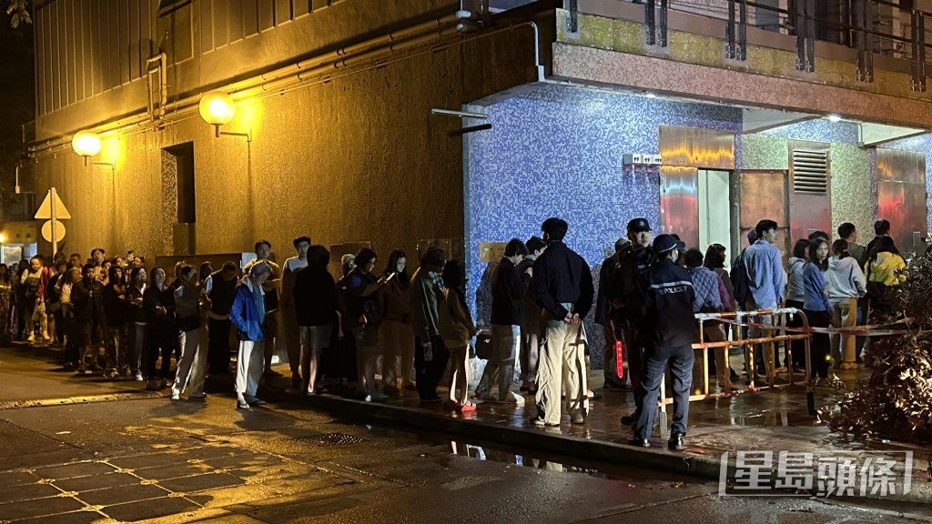 火勢熄滅後，居民排隊上樓。蔡楚輝攝