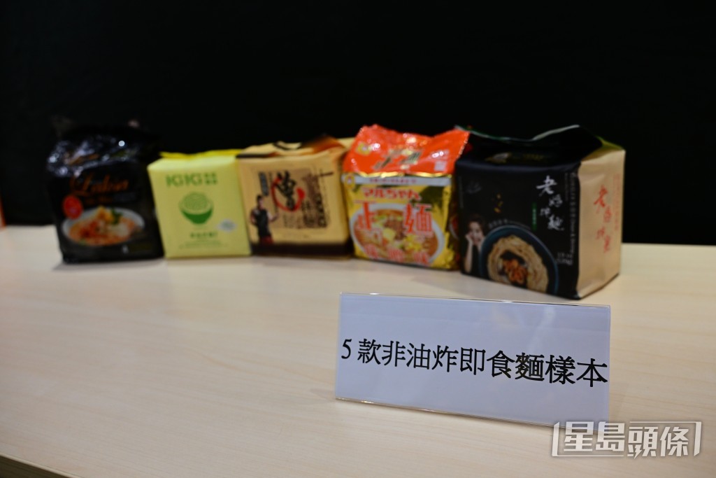 19款預先包裝即食麵樣本,包括14款油炸和5款非油炸樣本。陳極彰攝 19款預先包裝即食麵樣本,包括14款油炸和5款非油炸樣本。陳極彰攝