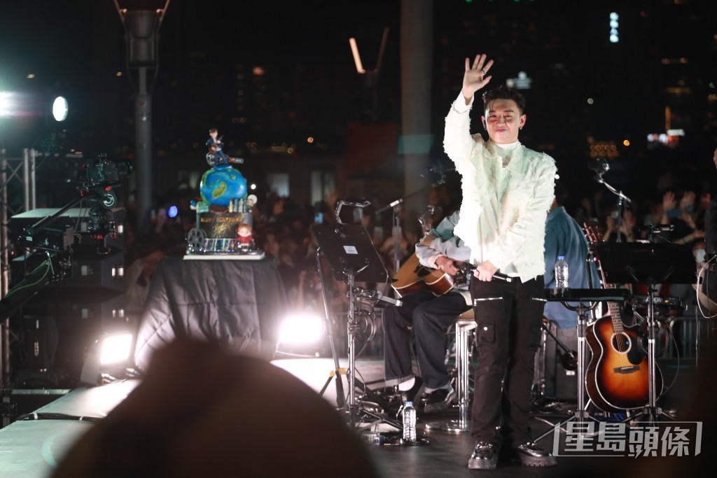 張天賦（MC）在文化中心露天廣場舉行演唱會。
