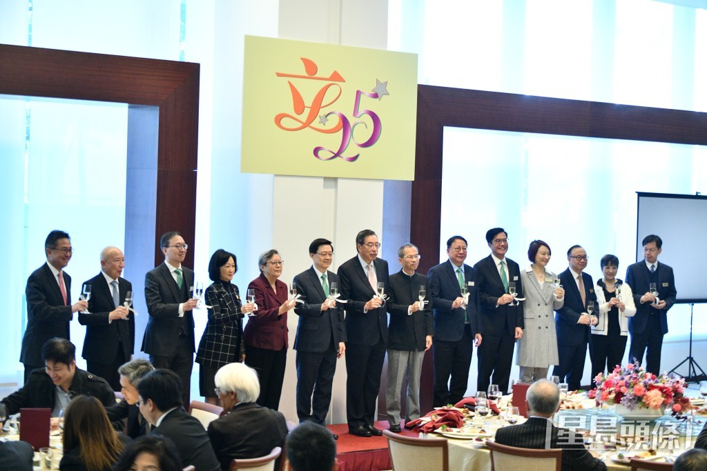 梁君彦（左六）、李家超（左七）及一众嘉宾上台祝酒。卢江球摄