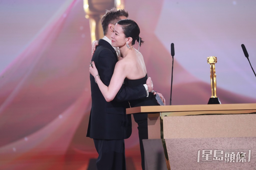 張智霖擁抱祝賀佘詩曼奪「最佳女主角」。