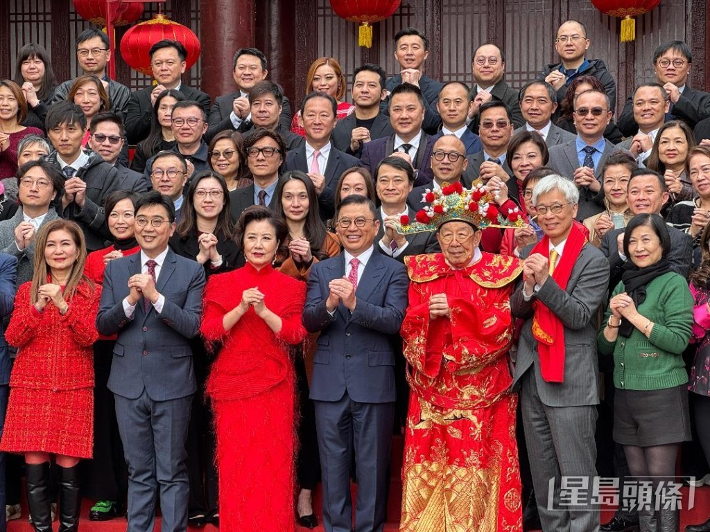 胡楓化身成財神派利是。