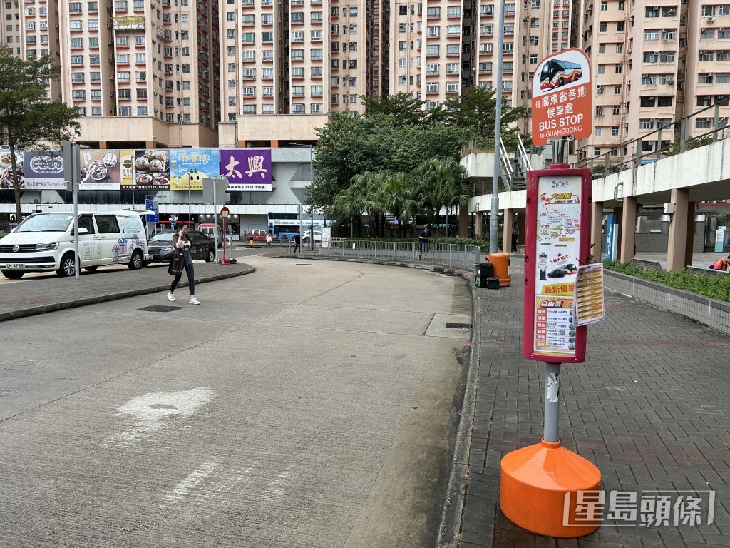  九龍灣福淘街的直通旅遊巴候車處。