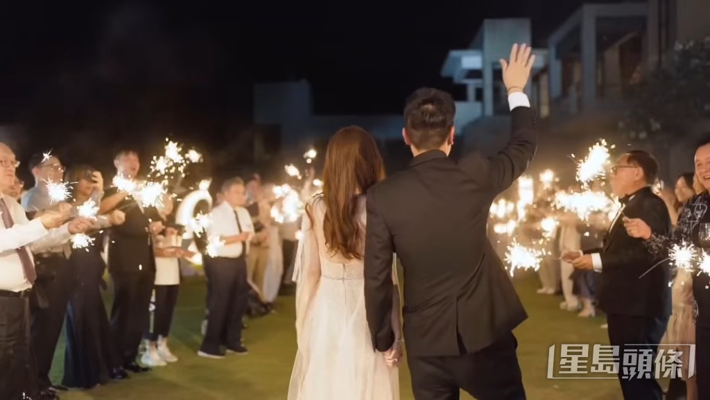 兩人在煙花雨下擁吻，眾人手持花火祝福下作結，十分浪漫。