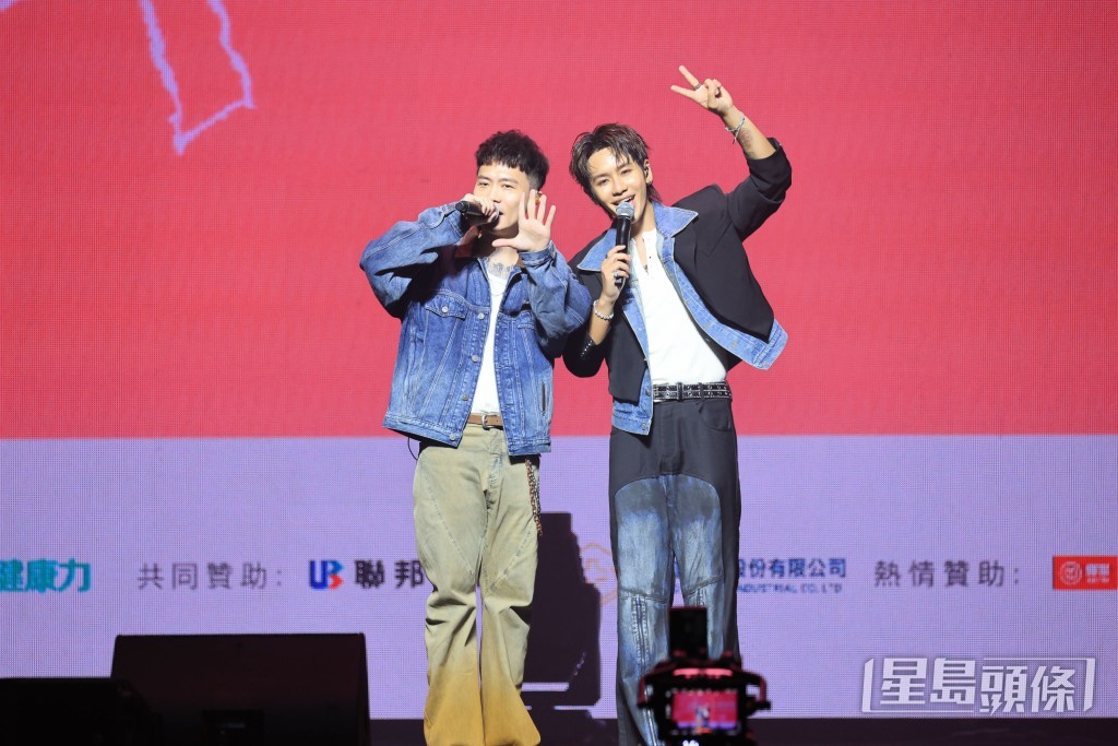蕭秉治和鼓鼓合體獻唱《超人披風》。 蕭秉治和鼓鼓合體獻唱《超人披風》。