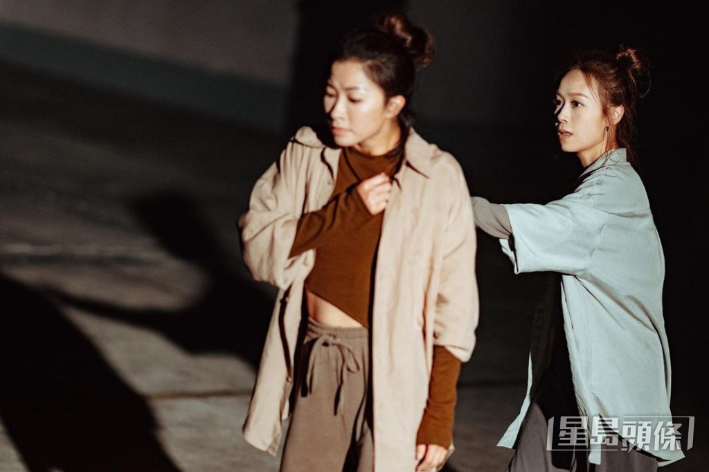 與另一舞蹈員在MV中表現合拍。