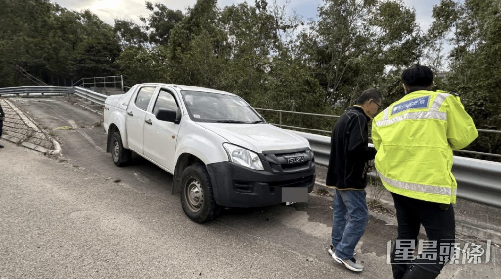 屯門公路私家車清晨自炒撼防撞欄。蔡楚輝攝 屯門公路私家車清晨自炒撼防撞欄。蔡楚輝攝