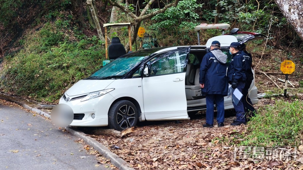 男子車內燒炭自殺。梁國峰攝 男子車內燒炭自殺。梁國峰攝