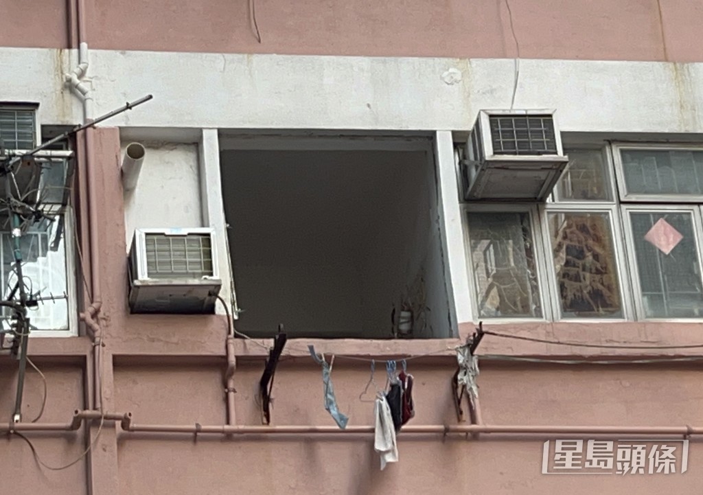 窗框飛脫。