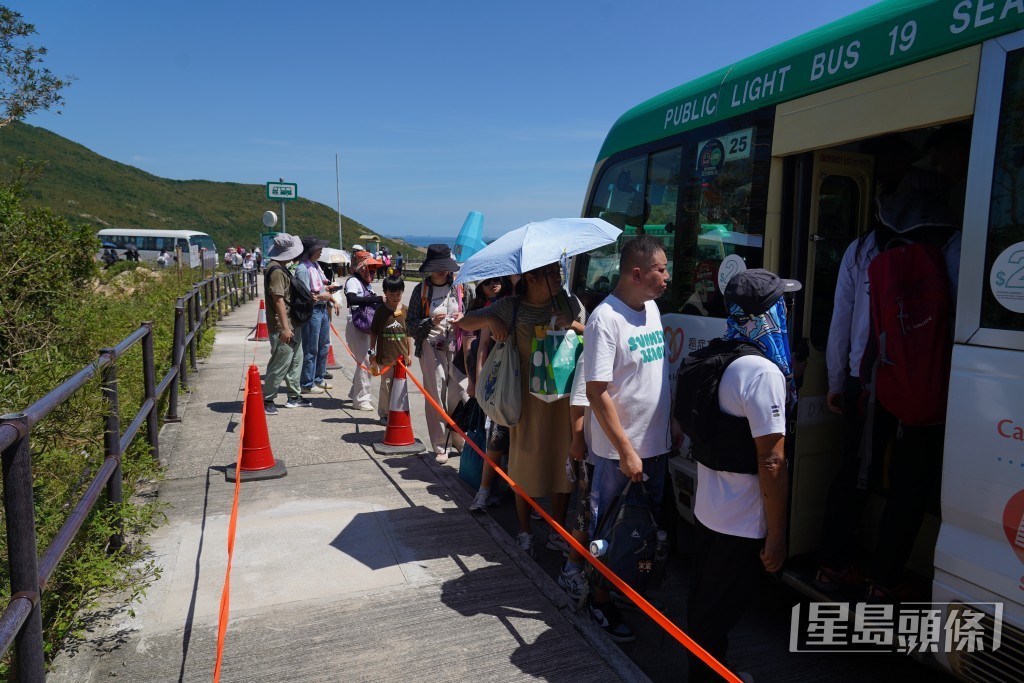 西貢萬宜水庫東壩近年成為內地旅客遊覽熱點，經常出現「逼爆」情況。