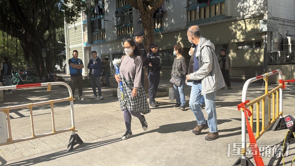 今早有失聯者及未能辨認遺體家屬到社區會堂作DNA採樣安排。梁國峰攝 今早有失聯者及未能辨認遺體家屬到社區會堂作DNA採樣安排。梁國峰攝