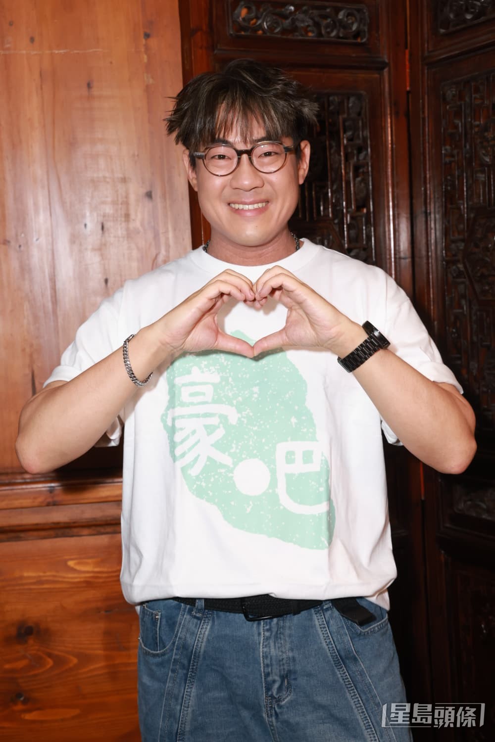 羅啟豪向fans派心心。 羅啟豪向fans派心心。