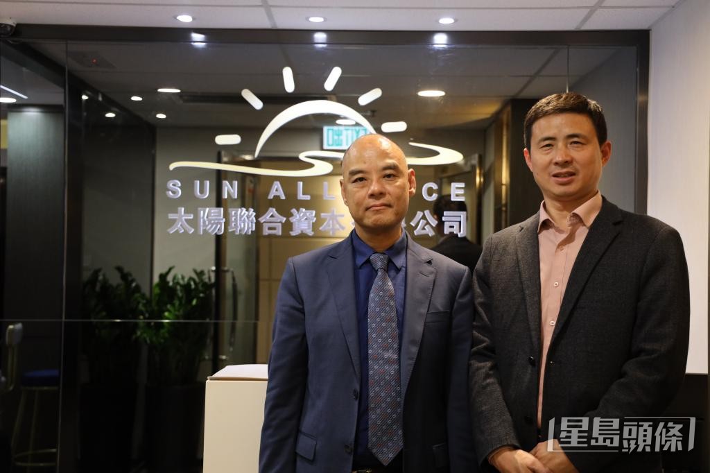 有投資移民公司已接逾千宗查詢,圖為太陽聯合資本主席張志明(左)及亞太區營運總栽孫利華(右)。 有投資移民公司已接逾千宗查詢,圖為太陽聯合資本主席張志明(左)及亞太區營運總栽孫利華(右)。
