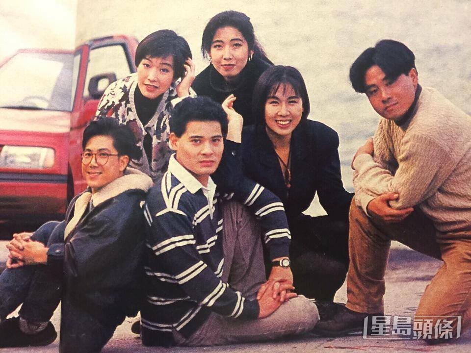 （前右起）麥長青、梁詠琳、黃智賢、（後左起）譚玉瑛和黎芷珊均是第一代《閃電傳真機》主持。