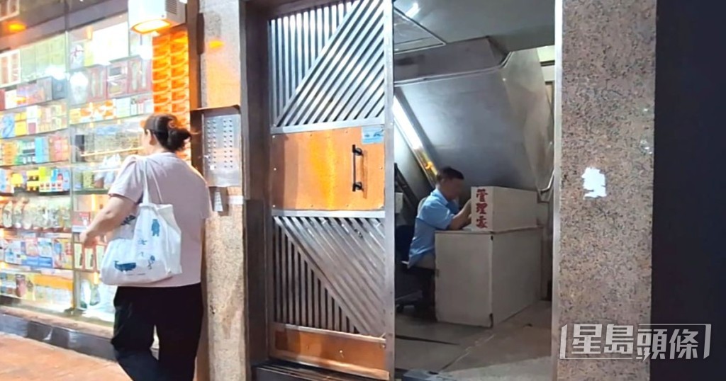 有前線保安指，長時間工作導致精神恍惚。