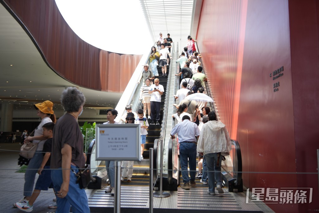 亦有旅客特意选择国庆参观故宫博物馆，表示日后还会来港旅游。吴艳玲摄