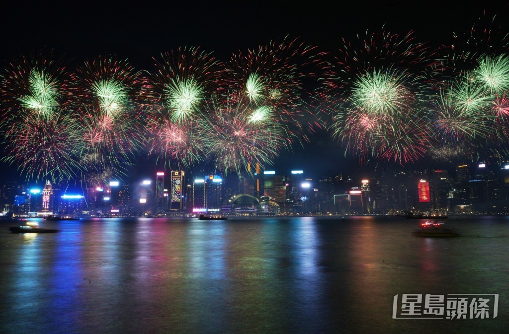 賀歲煙花在維港上空綻放。劉駿軒攝 賀歲煙花在維港上空綻放。劉駿軒攝