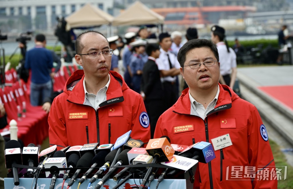 左起：考察隊副領隊魏福海、中國第40次南極考察隊副領隊王金輝。蘇正謙攝