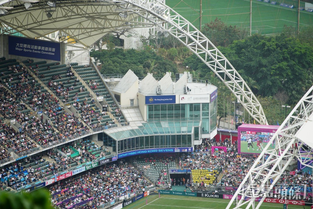 香港國際七人欖球賽正在香港大球賽火熱舉行。歐樂年攝