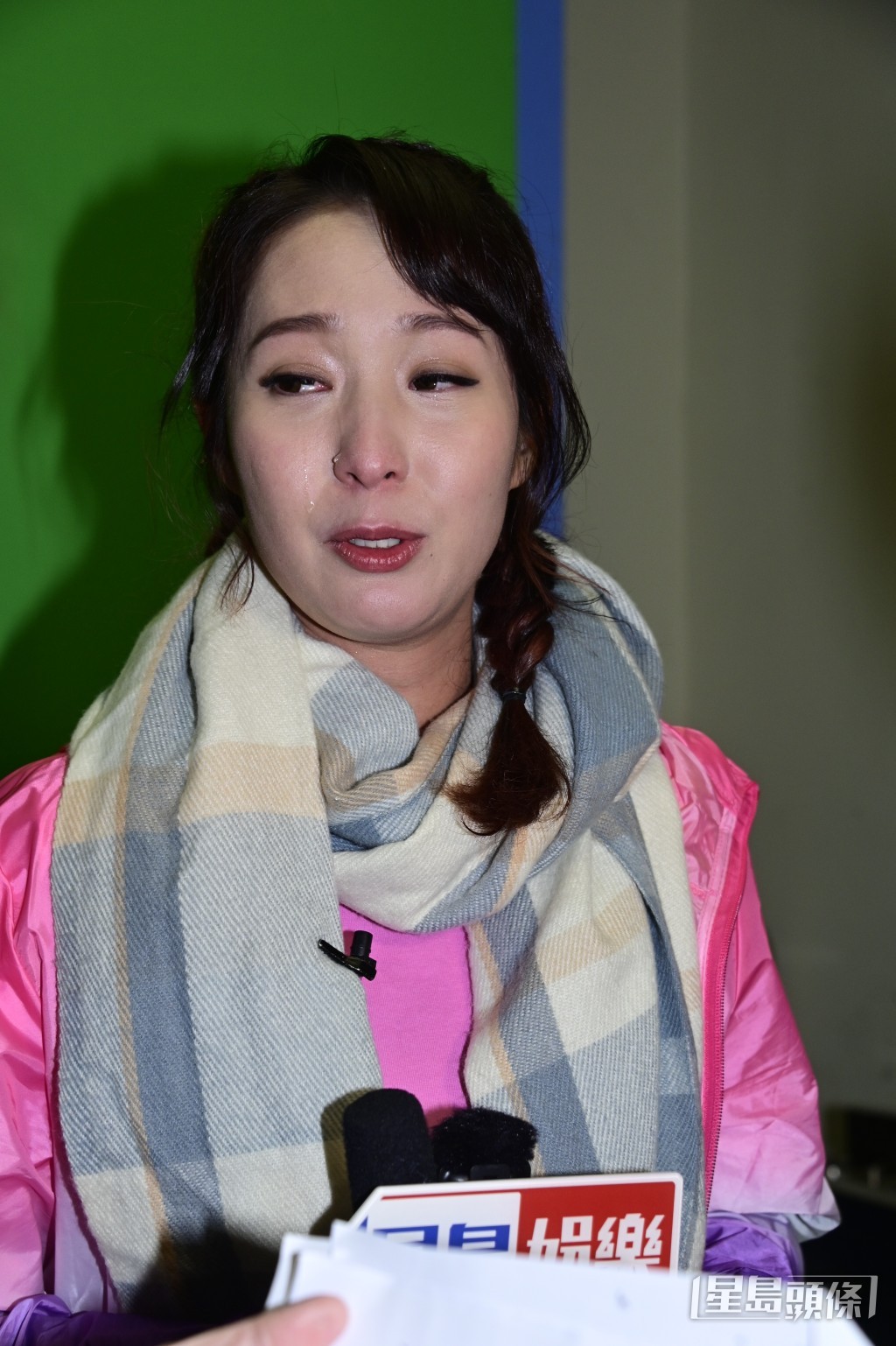 講到老公改屋企密碼鎖令她無家可歸,阿七開始眼濕濕。 講到老公改屋企密碼鎖令她無家可歸,阿七開始眼濕濕。