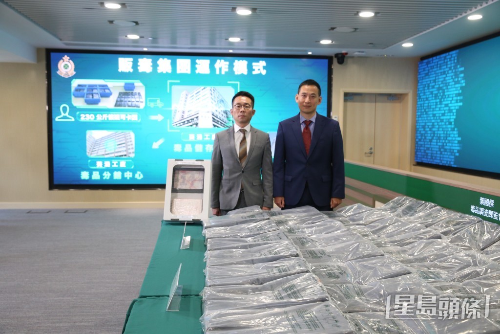 海關毒品調查科毒品調查課監督葉國樑(圖右)及第一組指揮官曾建邦講述案情。劉漢權攝 海關毒品調查科毒品調查課監督葉國樑(圖右)及第一組指揮官曾建邦講述案情。劉漢權攝