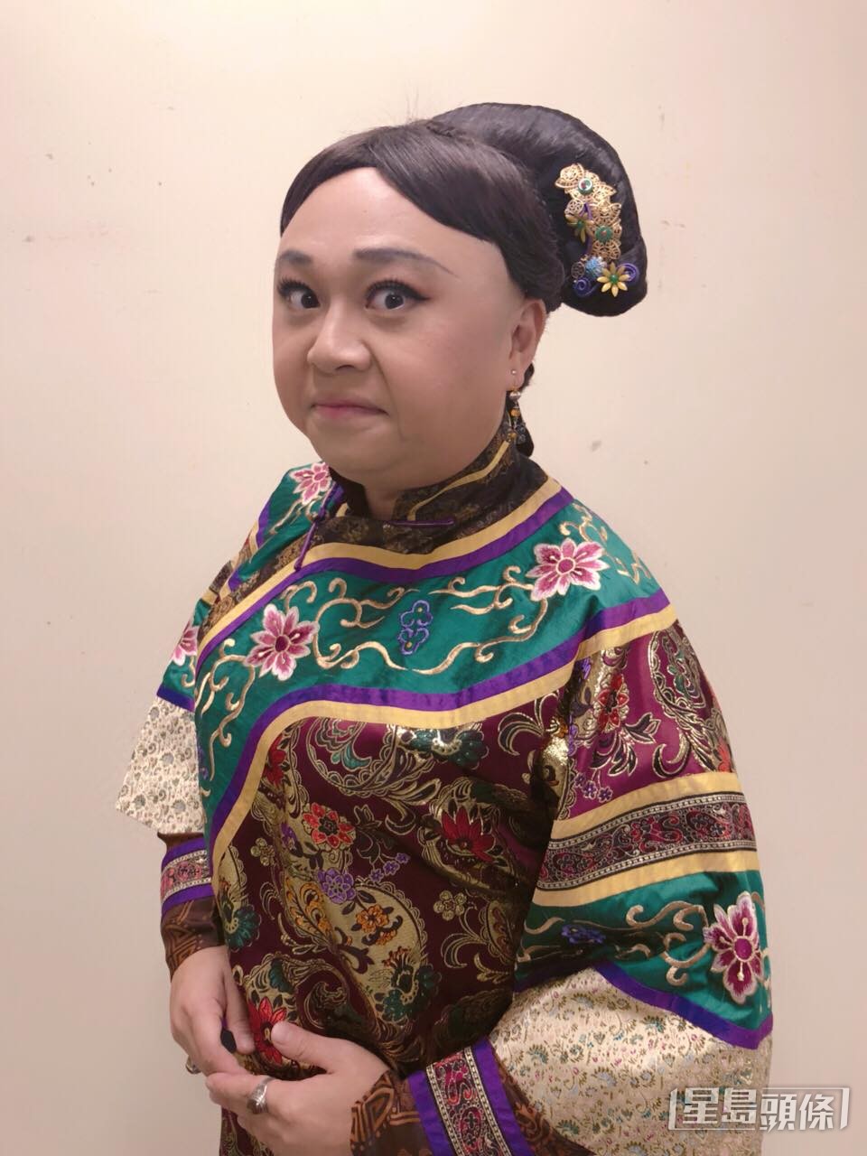 扮相惹笑。