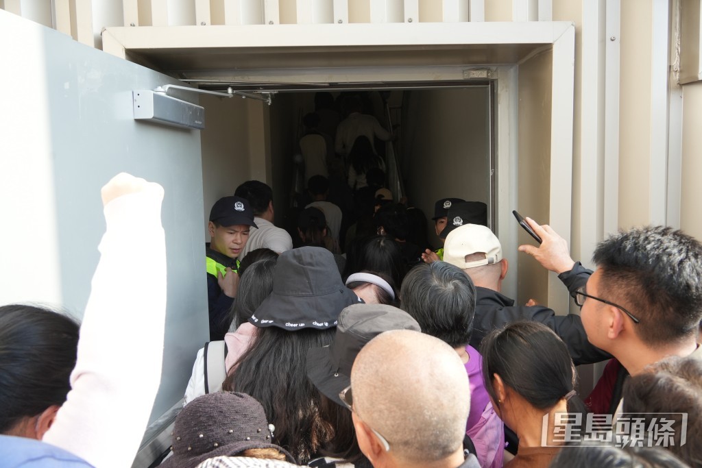 開市客派出多名保安維持秩序。吳艷玲攝 開市客派出多名保安維持秩序。吳艷玲攝