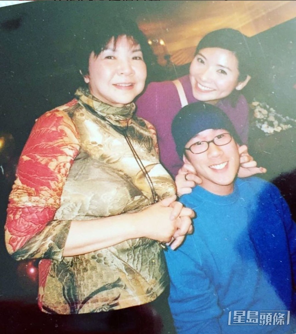 車婉婉和媽媽及細佬多年前合照。 車婉婉和媽媽及細佬多年前合照。