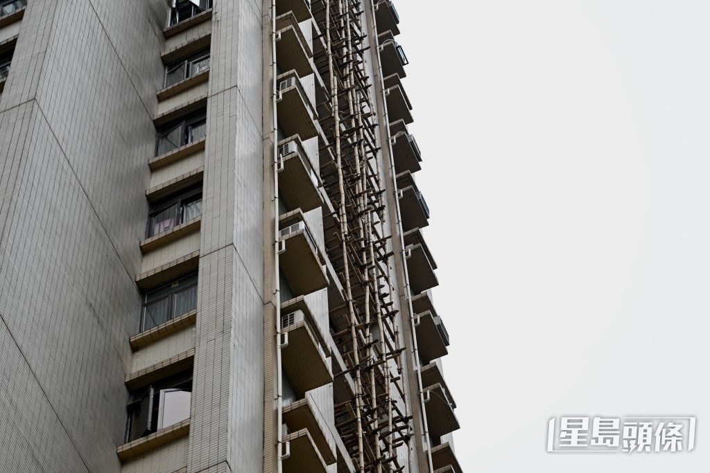 北角富澤花園富嘉閣則已完成拆除棚網。 北角富澤花園富嘉閣則已完成拆除棚網。