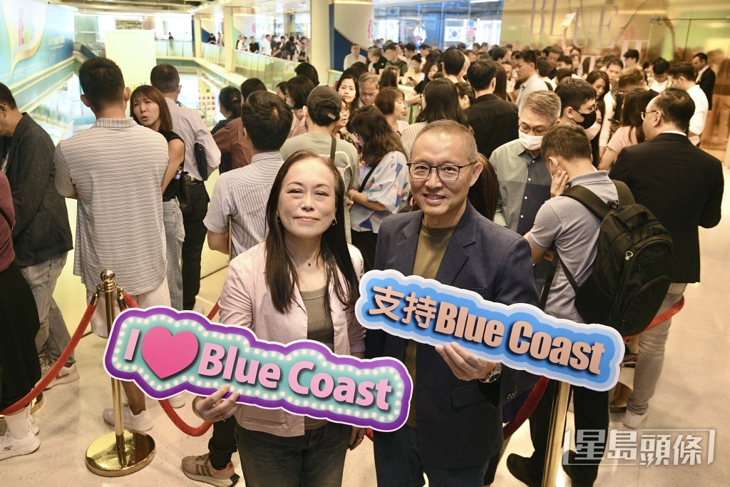 長實郭子威(右)表示,Blue Coast II連錄「破頂價」成交,足證市場有明顯回升趨勢。旁為楊桂玲。 長實郭子威(右)表示,Blue Coast II連錄「破頂價」成交,足證市場有明顯回升趨勢。旁為楊桂玲。