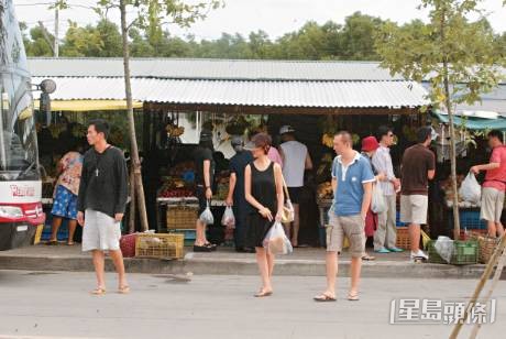 2007年在泰國布吉拍外景時，陳豪哥哥亦有去當地探弟弟及蔡少芬班，其間又一起shopping食飯。（《東周刊》圖片）