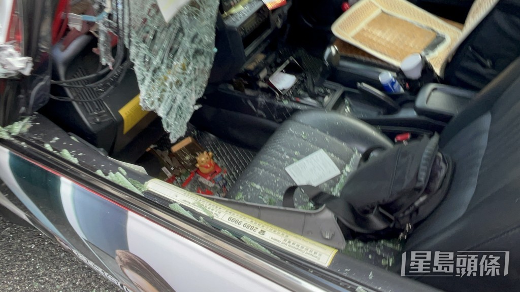 的士車廂遺下大片玻璃碎。 的士車廂遺下大片玻璃碎。