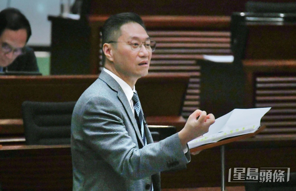 自由黨主席郡家輝表示,若貿然禁止加味煙,恐迫使吸煙者轉向私煙市場。何健勇攝 自由黨主席郡家輝表示,若貿然禁止加味煙,恐迫使吸煙者轉向私煙市場。何健勇攝