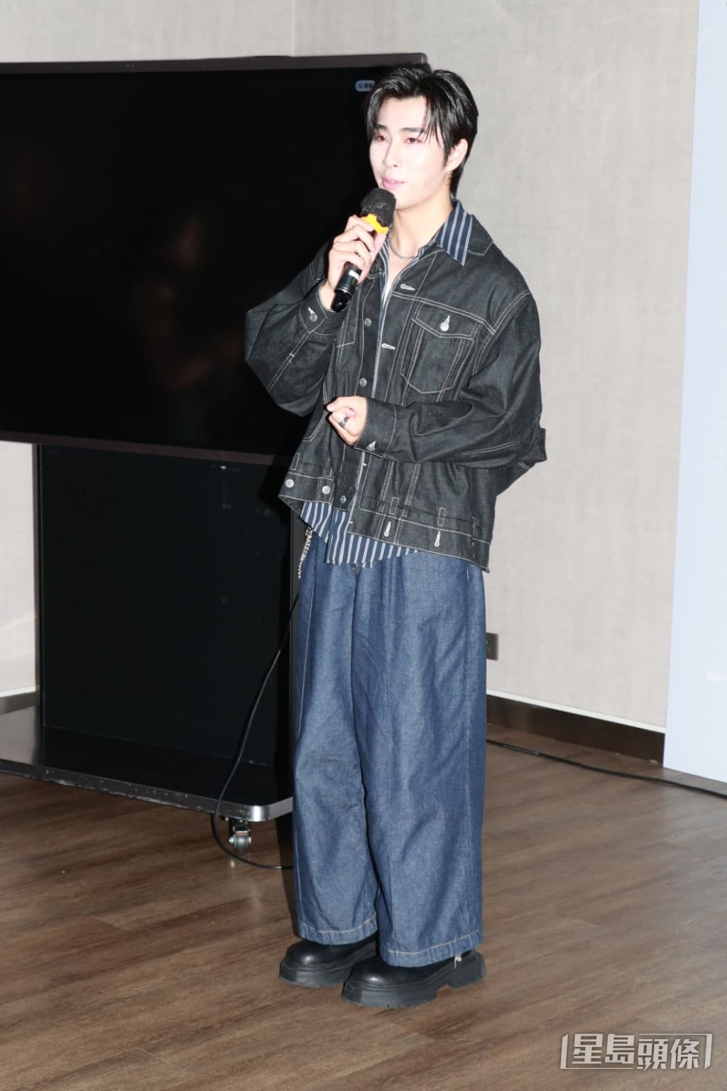 相隔兩年再出新作,令他有點緊張。 相隔兩年再出新作,令他有點緊張。