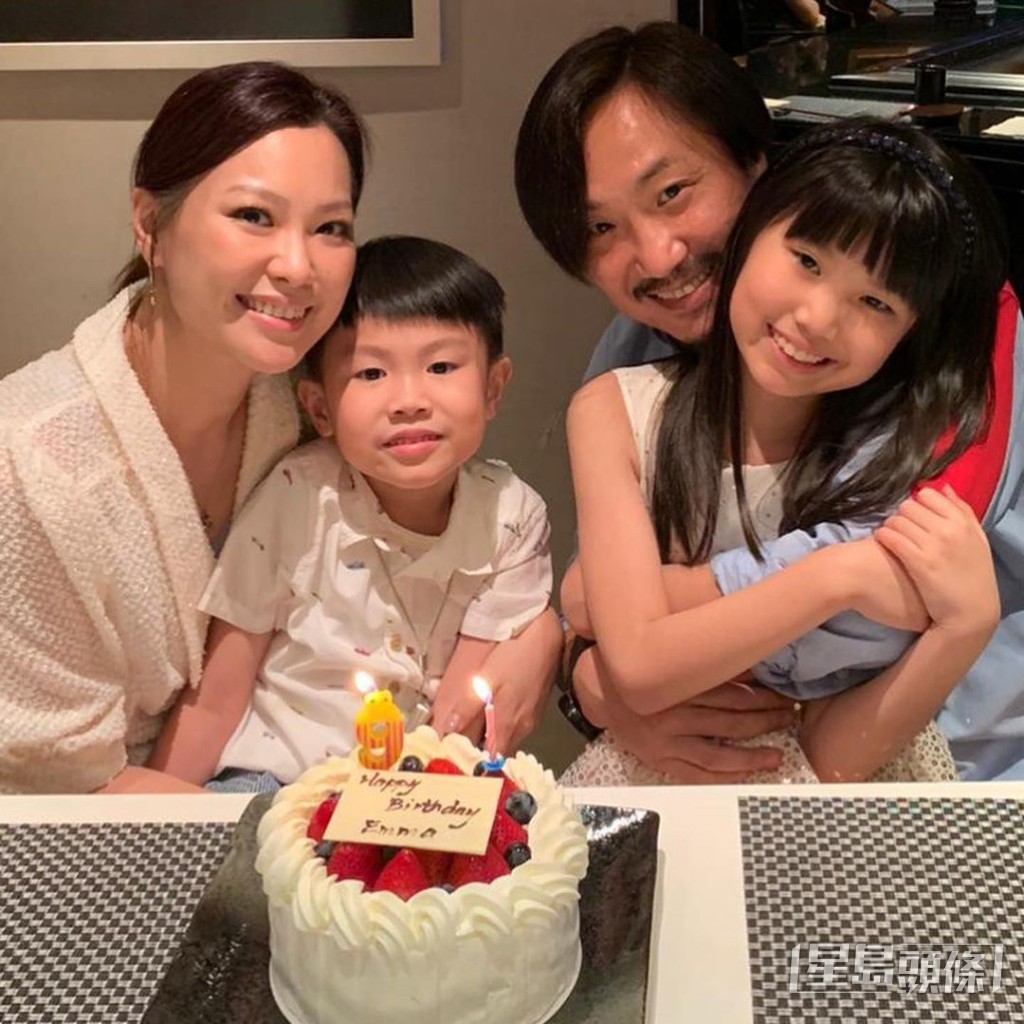 现实中育有一子一女嘅郑中基系暖男爸爸及好老公。