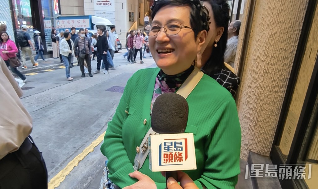 市民黃小姐稱中獎後除了環遊世界之外,也會將部份款項捐出做善事。 市民黃小姐稱中獎後除了環遊世界之外,也會將部份款項捐出做善事。