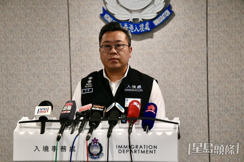 入境處特遣隊副指揮官李烱超講述案情。楊偉亨攝 入境處特遣隊副指揮官李烱超講述案情。楊偉亨攝