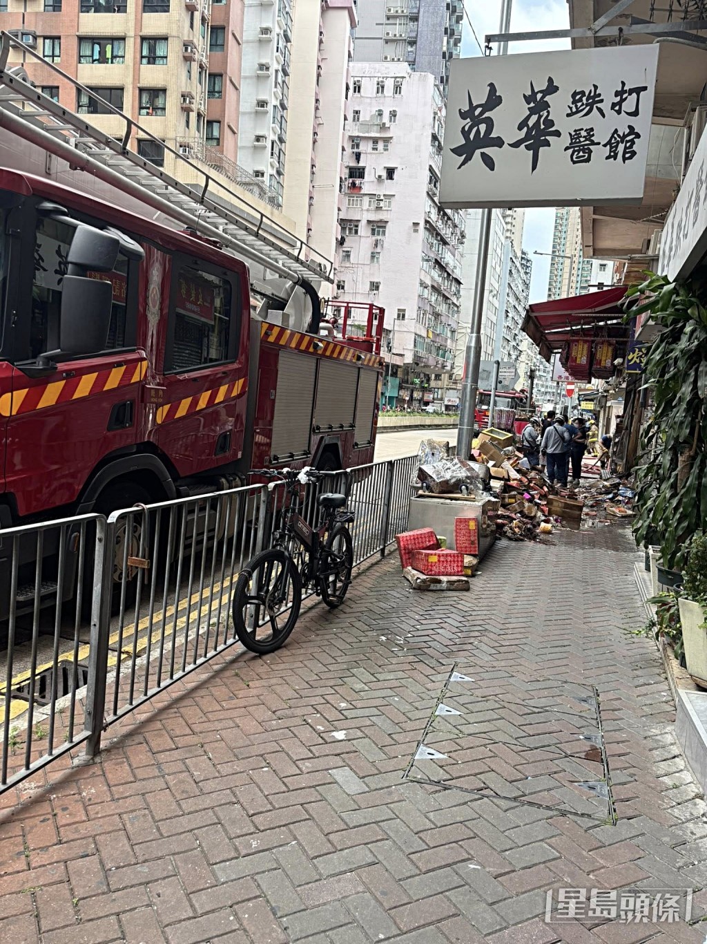 大批紙紮品搬出舖外。fb:深水埗/長沙灣/荔枝角/石硤尾街坊 大批紙紮品搬出舖外。fb:深水埗/長沙灣/荔枝角/石硤尾街坊