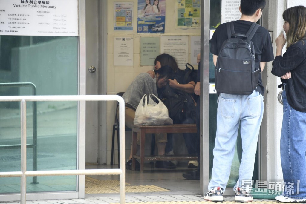 繆母伏在女親屬懷內傷心痛哭。 繆母伏在女親屬懷內傷心痛哭。