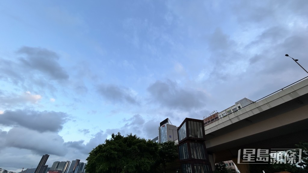 大致多雲，有幾陣驟雨。