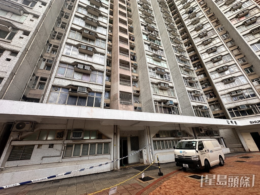 男子倒臥一樓簷篷。 男子倒臥一樓簷篷。